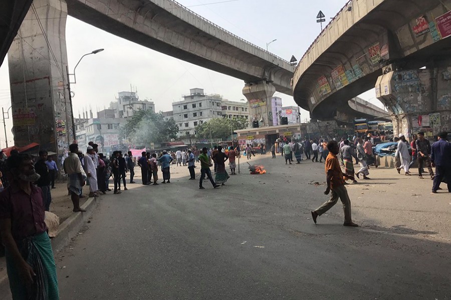 Hundreds of jute mill workers block Jatrabari intersection