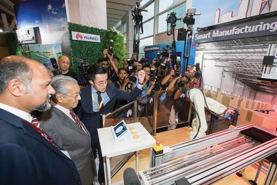 Malaysian Prime Minister Mahathir Mohamad (2nd L) visits Huawei's booth at the 5G Malaysia Showcase event in Putrajaya, Malaysia on  April 18, 2019.    — Photo: Xinhua