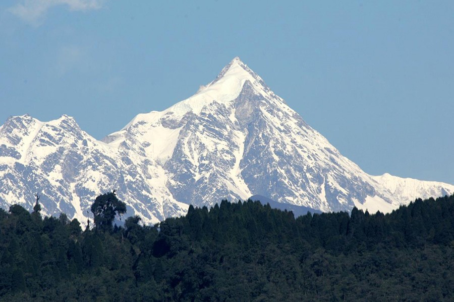 A view of the Kanchenjunga mountain along the Himalayan mountain range on the frontier between Nepal and Sikkim is seen on March 14, 2005 — Reuters/Files