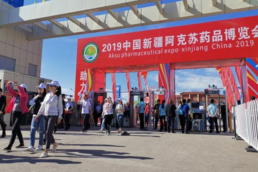 Visitors arrive at the Aksu Pharmaceutical Expo in Aksu Prefecture, Xinjiang Uyghur Autonomous Region on Saturday. Photo: Wang Cong/GT