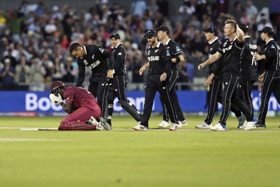 New Zealand's Ross Taylor consoles West Indies' Carlos Brathwaite at the end of the Cricket World Cup match between their sides at Old Trafford in Manchester, England on Saturday — AP photo