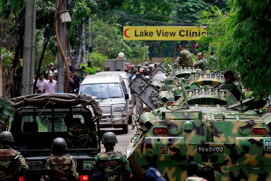 Army men preparing for commando raid after militants took hostages at a restaurant popular with foreigners in Dhaka's Gulshan on July 1, 2016 — AP/files