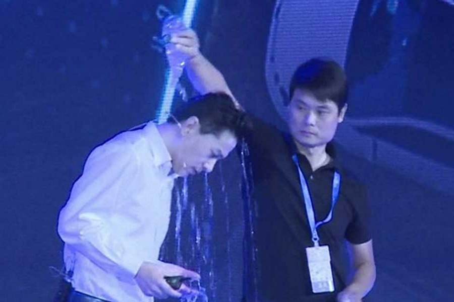 Man pours water on Baidu chief