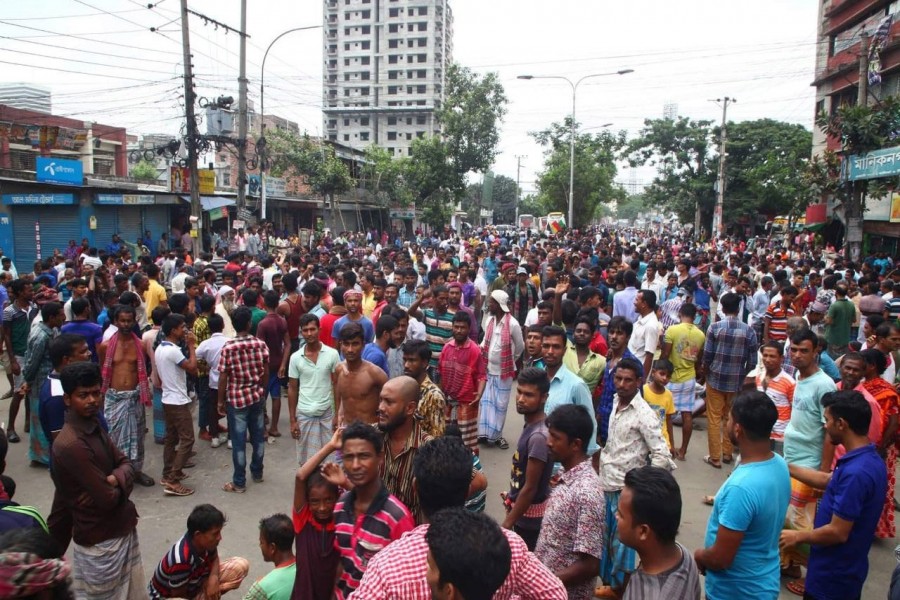 Rickshaw-pullers block road in Rampura