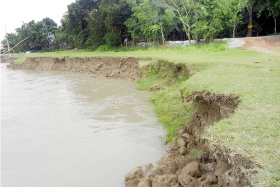 Major rivers keep rising