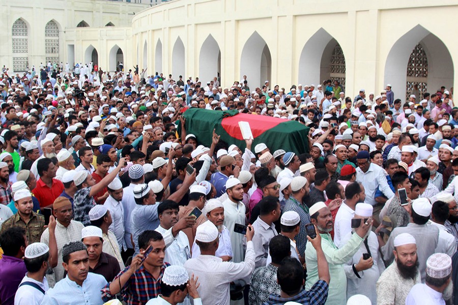 People throng at Baitul Mukarram National Mosque on Monday to take part in the third namaz-e-janaza of Jatiya Party Chairman HM Ershad — Focus Bangla photo