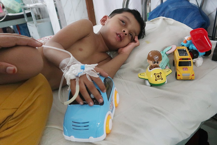 A minor boy, afflicted with mosquito-borne dengue virus, undergoing treatment at Holy Family Red Crescent Medical College Hospital on Wednesday amid a sharp rise in the number of such patients across the capital — FE Photo by Shafiqul Alam