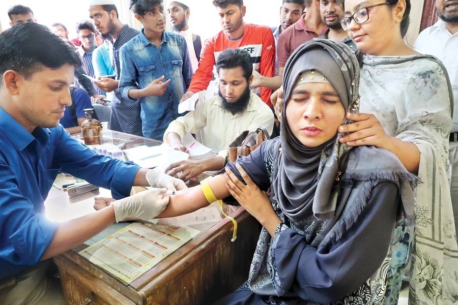 Dhaka University students undergoing blood tests for dengue, a mosquito-borne disease, at the health care centre of the university in the city on Monday— FE photo by Shafiqul Alam