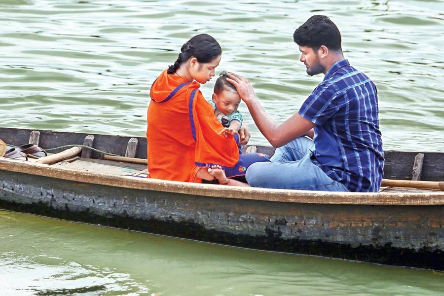 Worried parents from Keraniganj taking their sick child to the Sir Salimullah Medical College Hospital in Old Dhaka for dengue diagnosis on Friday — FE Photo by KAZ Sumon