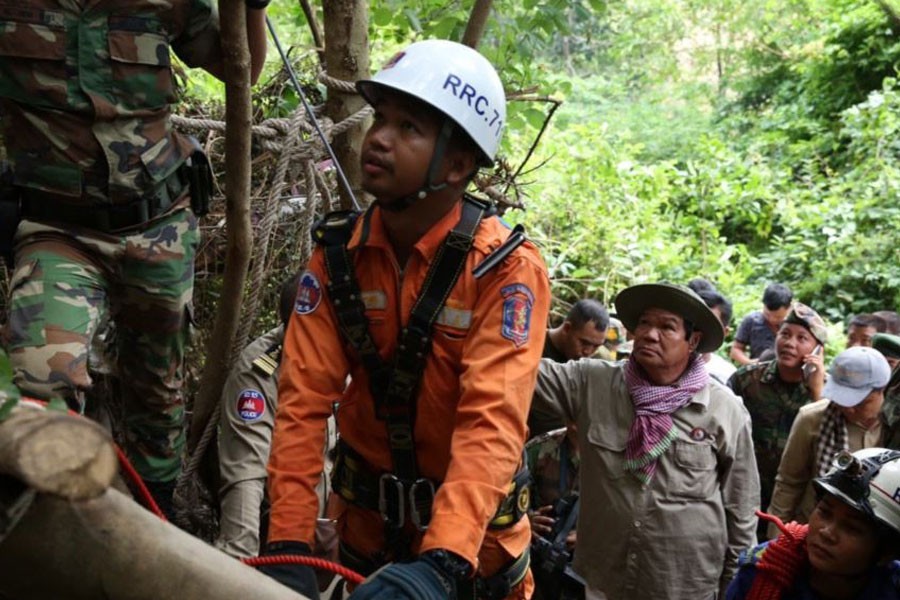 Police work to rescue Sum Bora who was trapped between rocks for almost four days in Chakry mountain jungle, Battambang province of Cambodia - Facebook photo