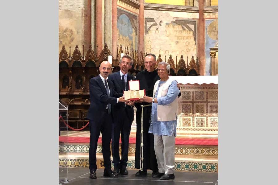 Nobel Laureate Professor Muhammad Yunus receiving the ‘Lamp of Peace of Saint Francis’ award at the Basilica of St. Francis, in Assisi, Italy on Wednesday