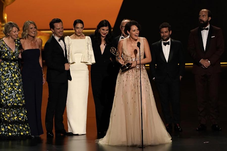 Phoebe Waller-Bridge stands with fellow cast members as she accepts the award for Outstanding Comedy Series for "Fleabag" — Reuters photo