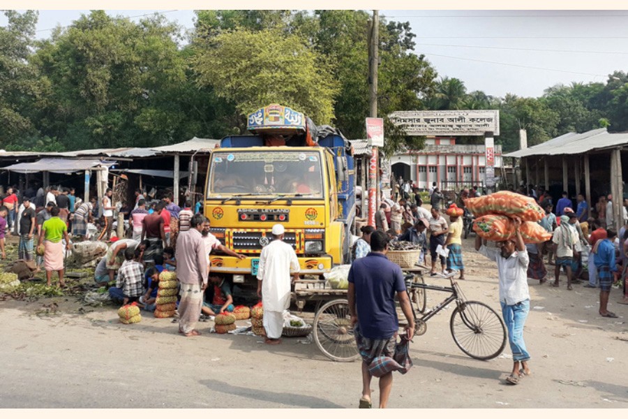 An unauthorised market in front of Nimsar Junab Ali College in Cumilla 	— FE Photo