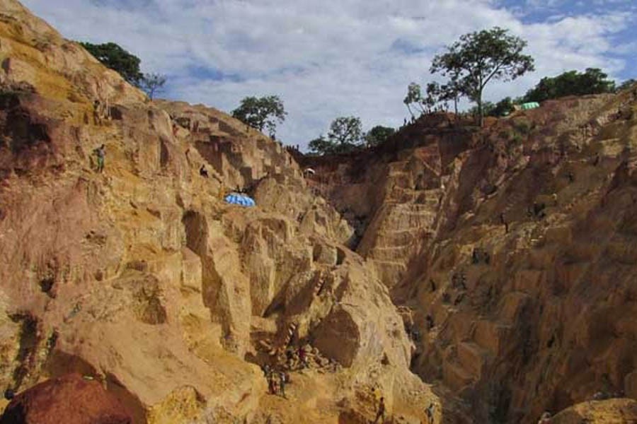 Landslide kills 30 in Chad goldmine