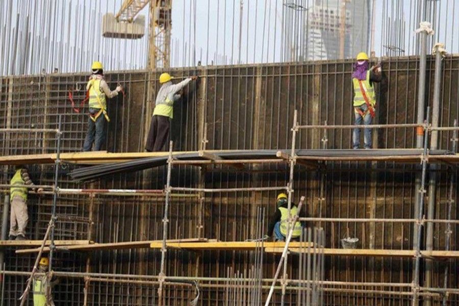 Indian labourers work at the construction site of a building in Riyadh Nov 16, 2014. Reuters/Files