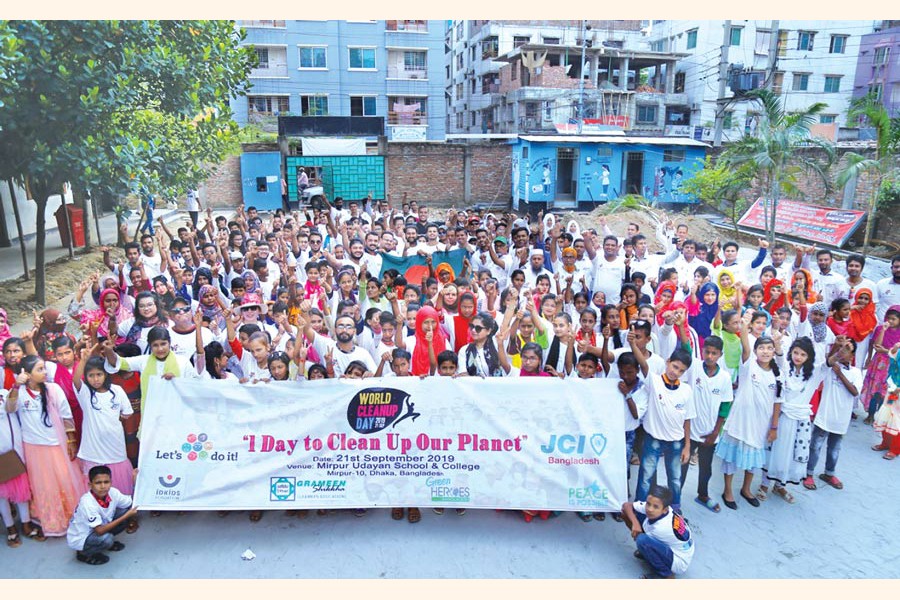 The organisers and volunteers observing the World Cleanup Day