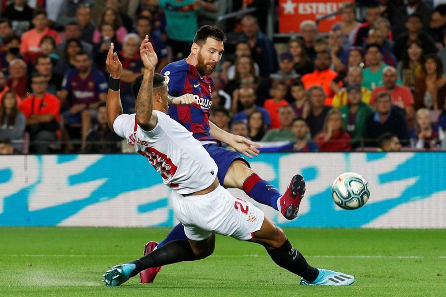 Barcelona's Lionel Messi with Sevilla's Diego Carlos — Reuters photo