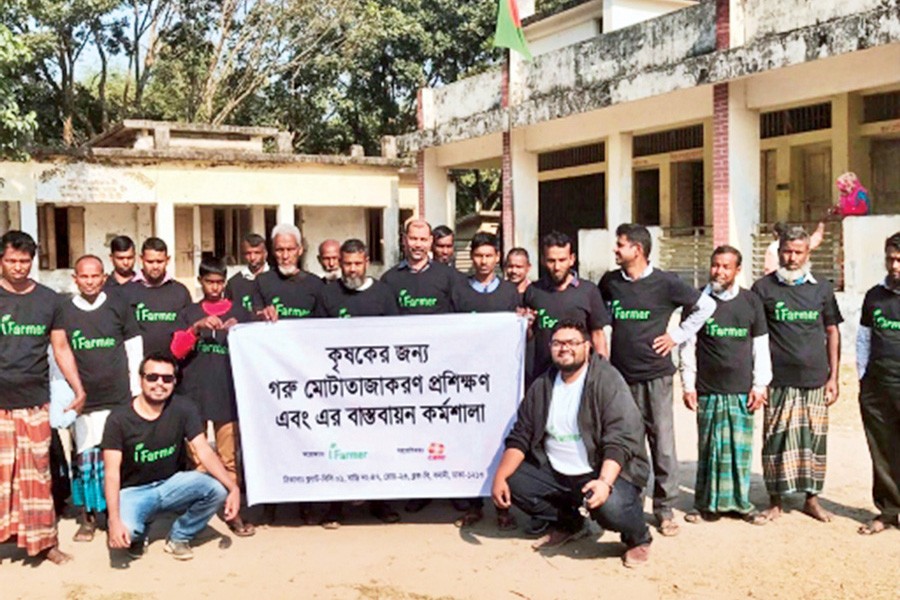 iFarmer officials pose for a photo with the farmers during a training session conducted in Lalmonirhat in January 2019