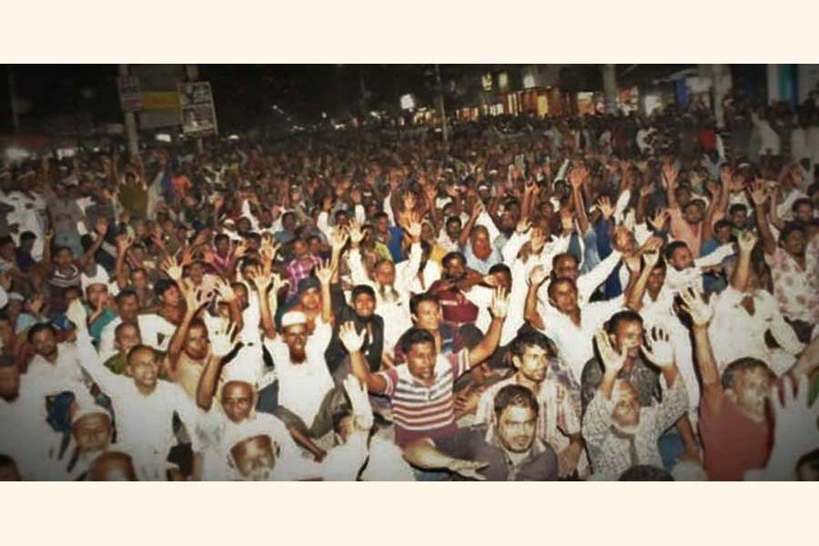 Jute workers demonstrating at a rally in Khulna on Friday