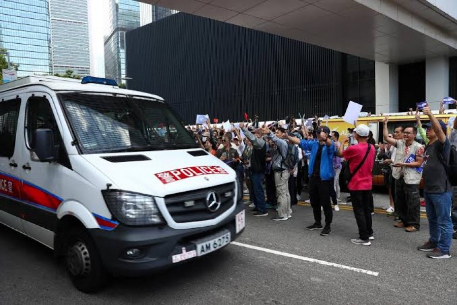 Many pro-police protesters applauded and cheered the police, some bowing and giving thumbs up as they walked past riot police on duty - Reuters photo