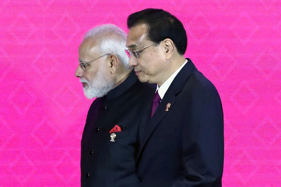 India's Prime Minister Narendra Modi and Chinese Premier Li Keqiang attending the 3rd Regional Comprehensive Economic Partnership (RCEP) summit in Bangkok on November 4.  —Photo: Reuters