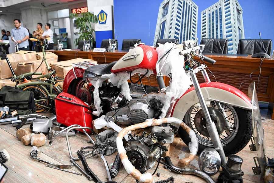 Evidences of Harley Davidson and Brompton bicycle, which were brought into Indonesia on a new Airbus plane of PT Garuda Indonesia, are pictured before a news conference at Indonesian Finance Ministry in Jakarta, Indonesia, on Thursday. -Reuters Photo