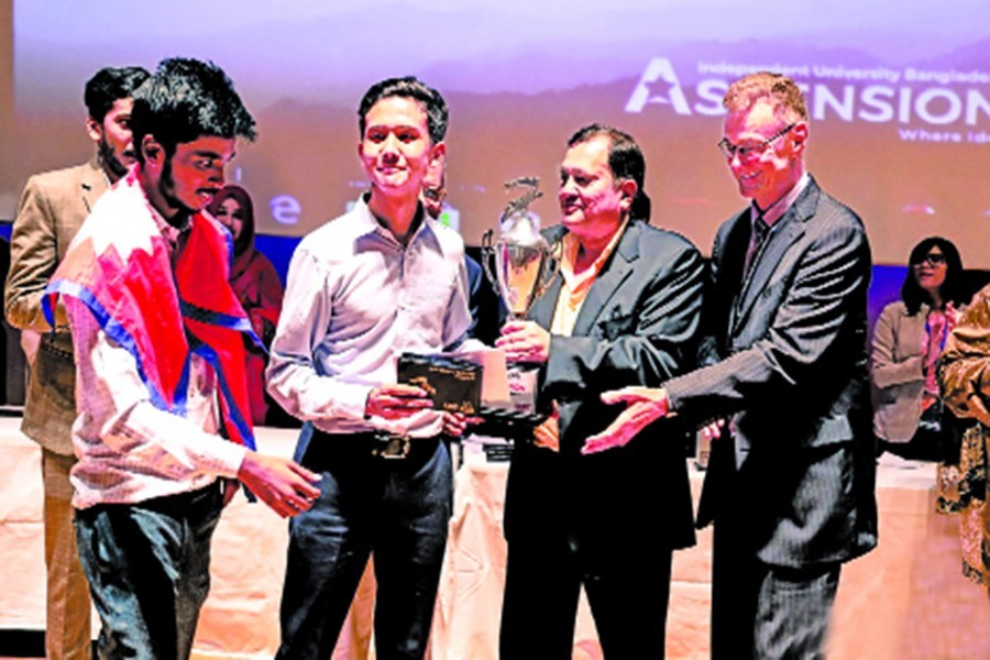 Rashed Chowdhury, member of Board of Trustees of Independent University, Bangladesh and Professor Milan Pagon, vice chancellor (acting) handing over the championship crest of High School Category to Debate Network Nepal (DNN) during last year's Ascension