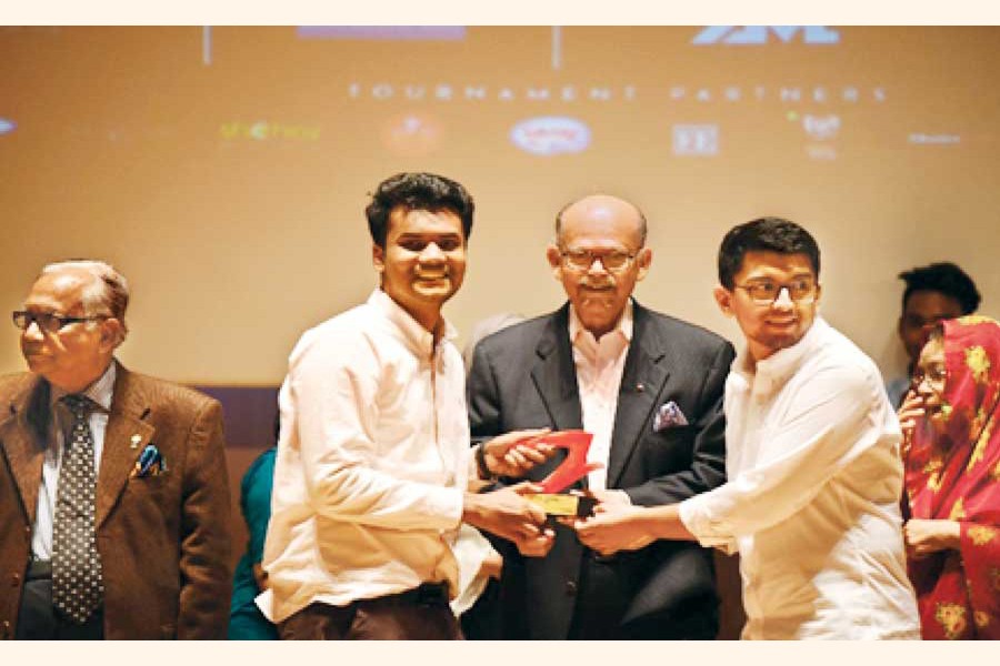 IUB Trustee Tanveer Madar giving award to IBA, Dhaka University team 1 comprising Sajid Asbat Khandaker and Sourodip Paul, the champion of Ascension 2019 in the open category