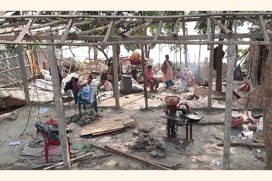 People evicted from the banks of the Karatoa river in the Tulardanga area under Panchagarh Sadar upazila living under open sky   	— UNB Photo