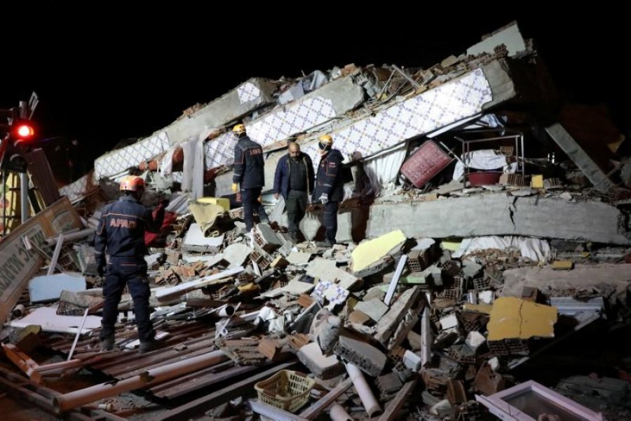 Rescue workers search on a collapsed building after an earthquake in Elazig, Turkey, January 25, 2020. REUTERS/Sertac Kayar