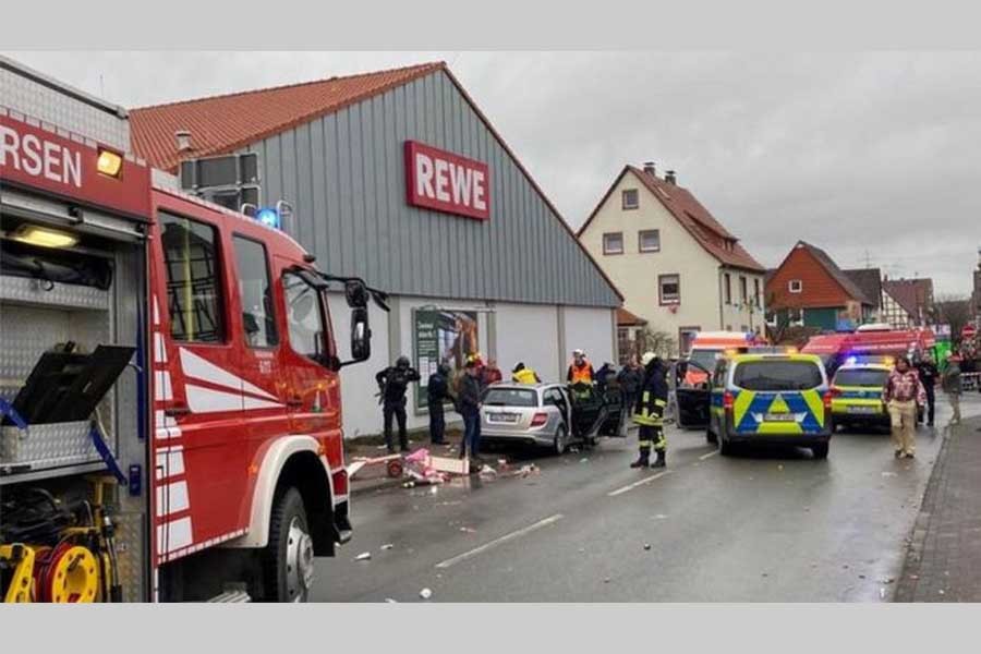 Car drives into carnival crowd in German town