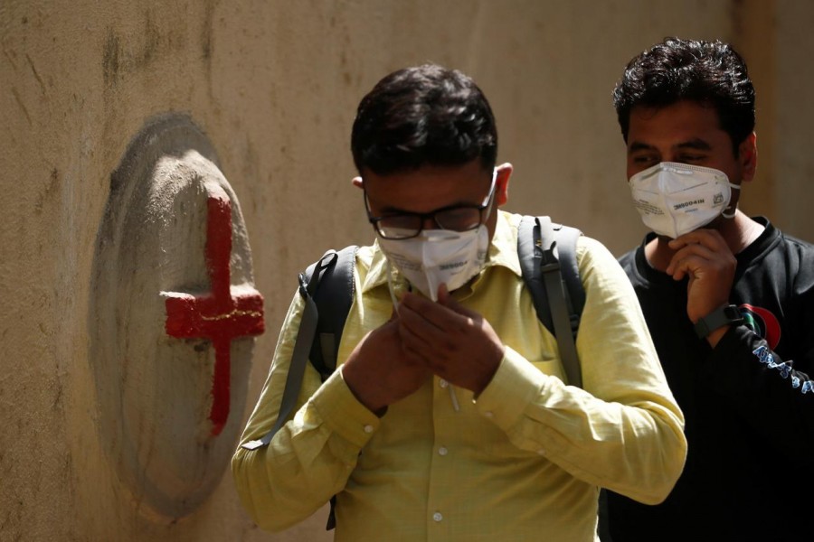 Men enter a hospital where a special ward has been set up for the coronavirus disease in Mumbai, India, March 5, 2020. REUTERS/Francis Mascarenhas