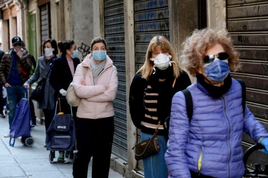 Customers queue at the Rialto fish market, as new restrictions for open-air markets are implemented by the Veneto region to prevent the spread of the coronavirus disease (COVID-19), in Venice, Italy, April 4, 2020. REUTERS/Manuel Silvestri