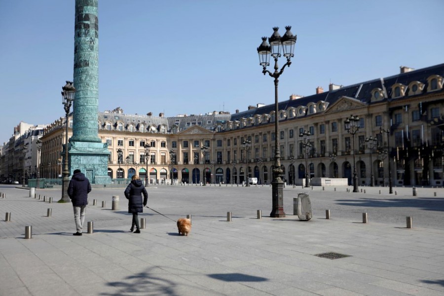 World News March 27, 2020 / 10:23 PM / 12 days ago France extends coronavirus lockdown by two weeks to April 15  1 Min Read  Local residents walk on the deserted Place Vendome in Paris as a lockdown is imposed to slow the rate of the coronavirus disease (COVID-19) in France, March 27, 2020. REUTERS/Charles Platiau