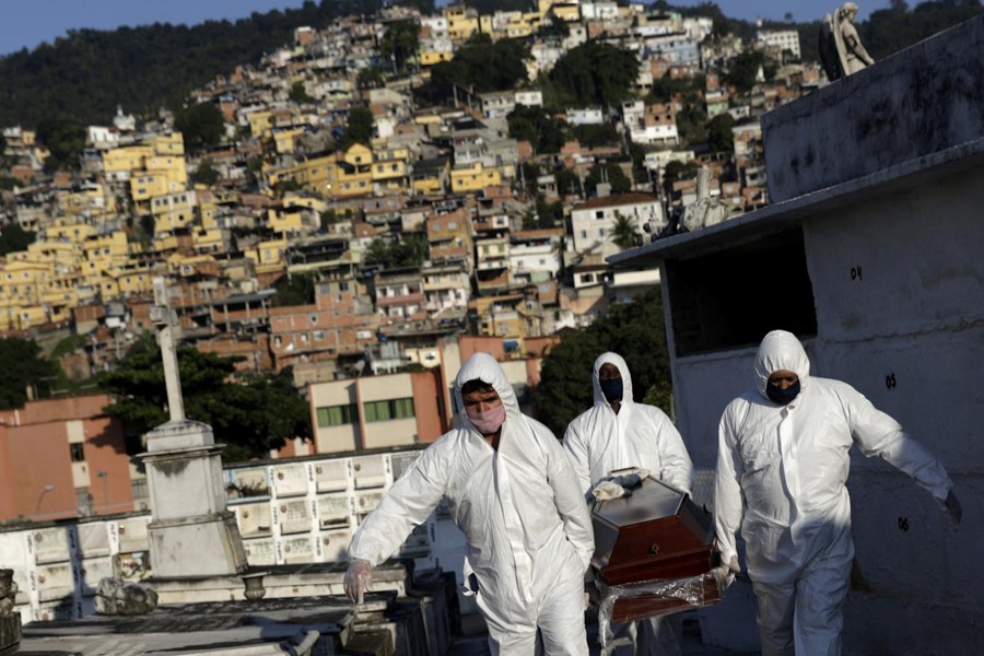 Gravediggers carry the coffin of Avelino Fernandes Filho, 74, who passed away from the coronavirus disease (COVID-19), during his funeral in Rio de Janeiro, Brazil on May 18, 2020 — Reuters photo