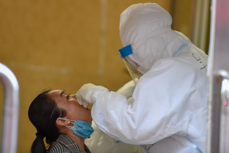 A staff member collects sample for testing at Tongji community in Shulan, northeast China's Jilin Province, May 17, 2020. (Xinhua/Zhang Nan)