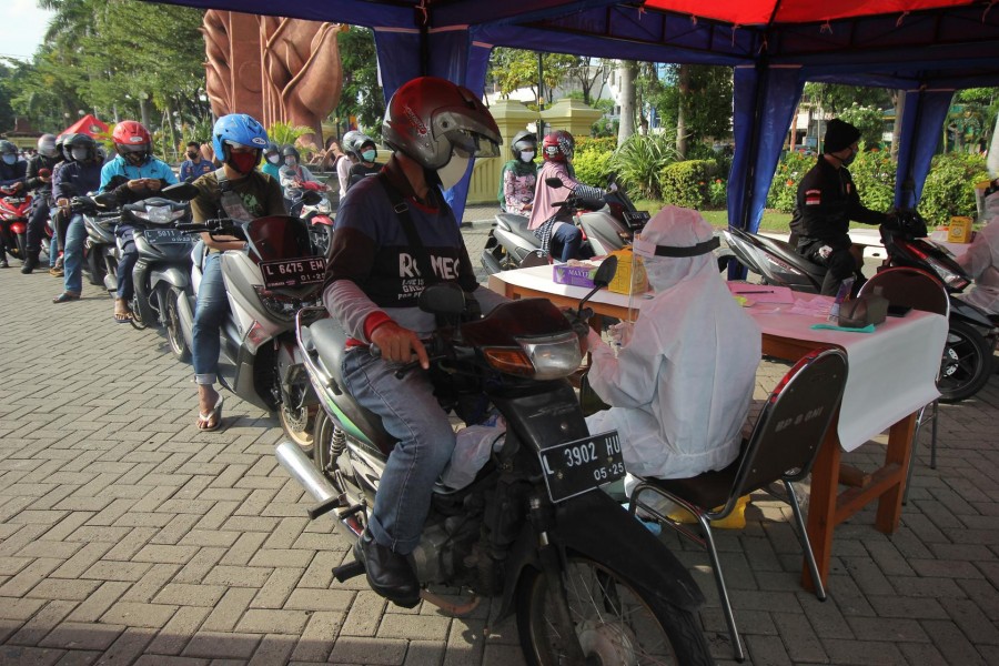 People on motorcycles wait in line for a test for the coronavirus disease (COVID-19), in Surabaya, East Java Province, Indonesia on May 28, 2020 — Antara Foto/Didik Suhartono via REUTERS