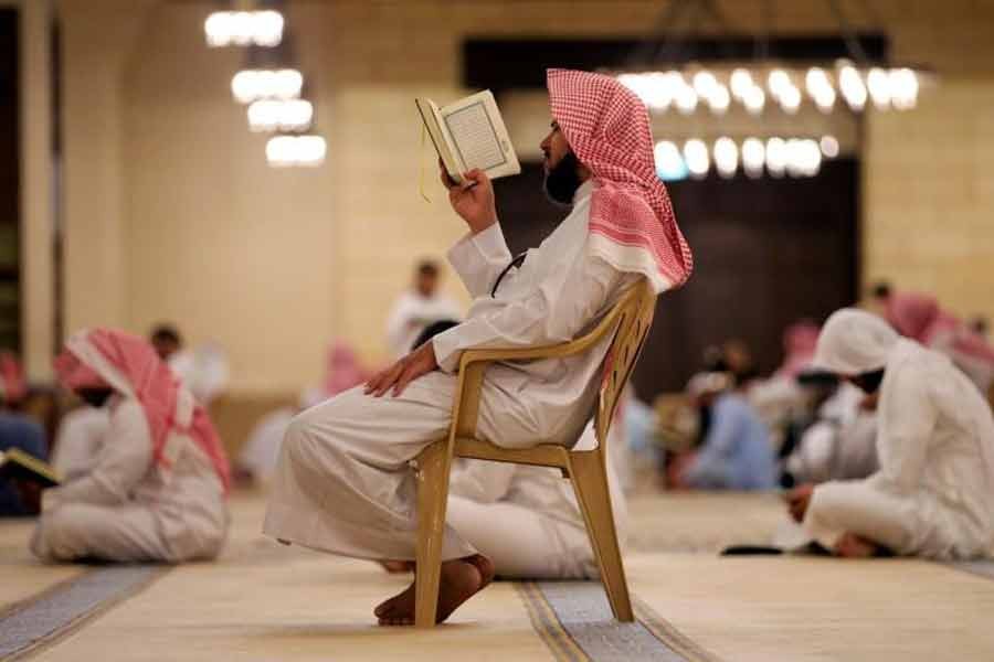 Saudi Arabia reopens mosques with strict regulations