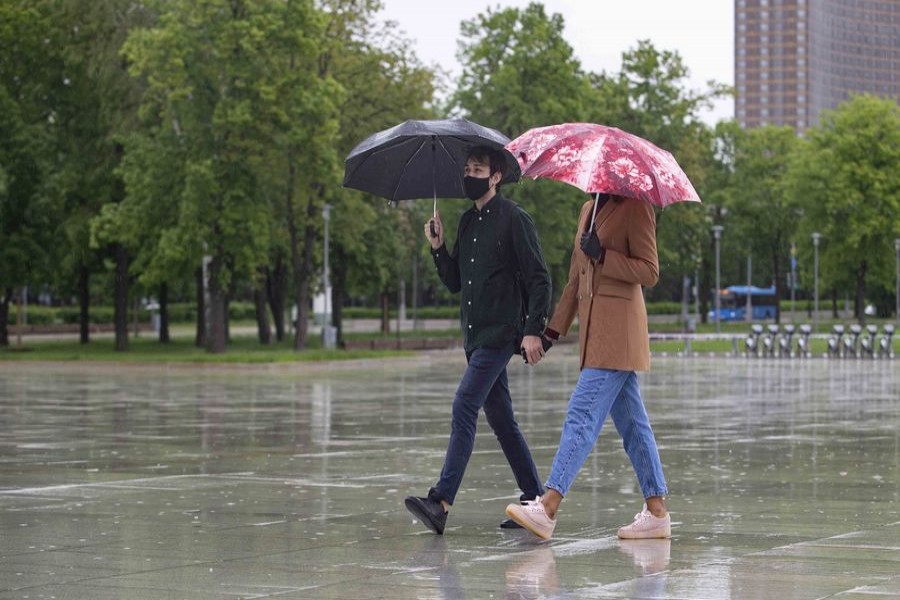 People walk near VDNKh (The Exhibition of Achievements of National Economy) in Moscow, Russia, on June 1, 2020. (Photo by Alexander Zemlianichenko Jr/Xinhua)