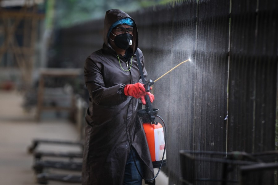 Volunteers spray disinfectant in the Kamalapur Railway Station in Dhaka. (Collected picture)