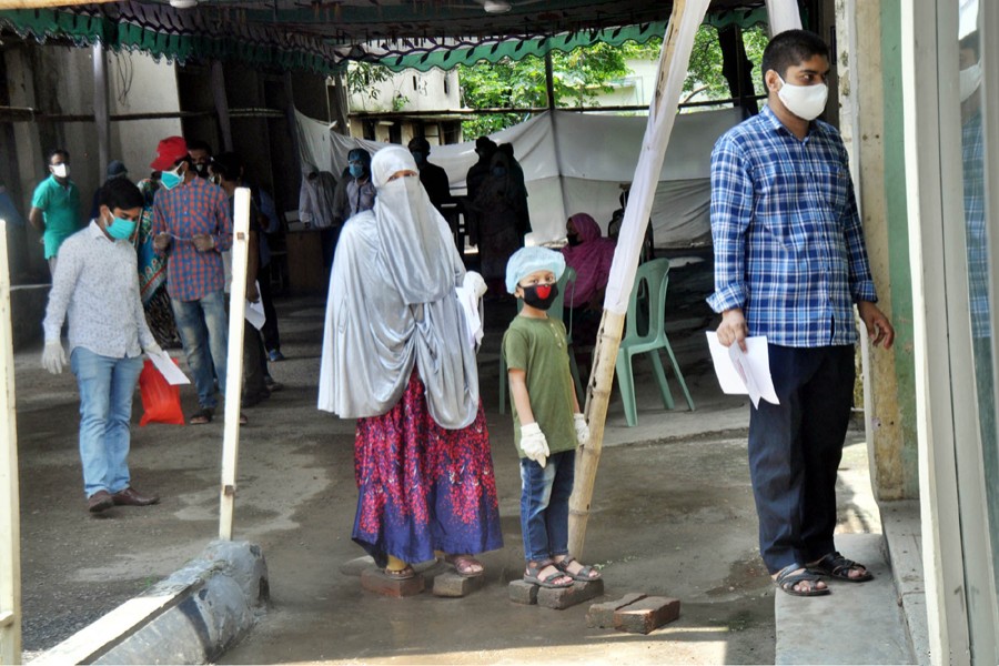 People wait in queue to get themselves tested for the coronavirus (Covid-19) disease at the BSMMU Hospital premises in the capital— Focus Bangla/Files