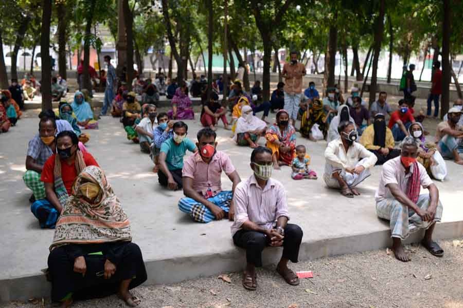 People waiting for relief supplies provided by local community in Dhaka. (Collected photo)