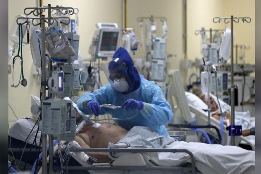 A health worker takes care of a patient infected with the coronavirus disease (COVID-19), inside an Intensive Care Unit of the University of Chile's clinical hospital in Santiago, Chile, June 18, 2020 — Reuters/Files