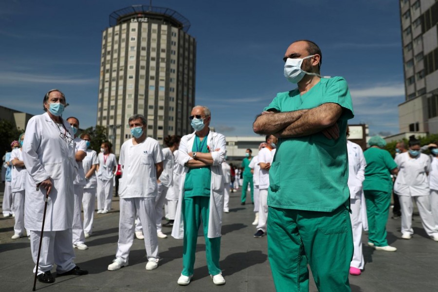 Staff from La Paz hospital take a minute of silence to remember Joaquin Diaz, the hospital's chief of surgery who died of Covid-19, amid the coronavirus disease (Covid-19) outbreak in Madrid, Spain on April 20, 2020 — Reuters/Files