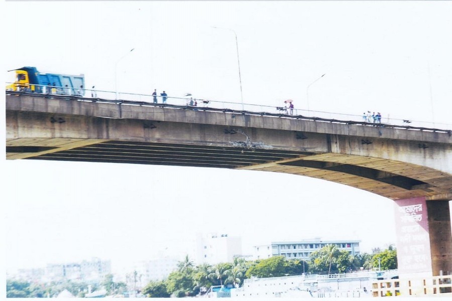 Traffic movement over Buriganga bridge to resume Tuesday night on limited scale