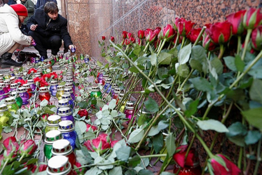 People place candles as they commemorate victims of the Ukraine International Airlines flight 752 plane disaster, in front of the Iranian embassy in Kiev, Ukraine, February 17, 2020 — Reuters/Files