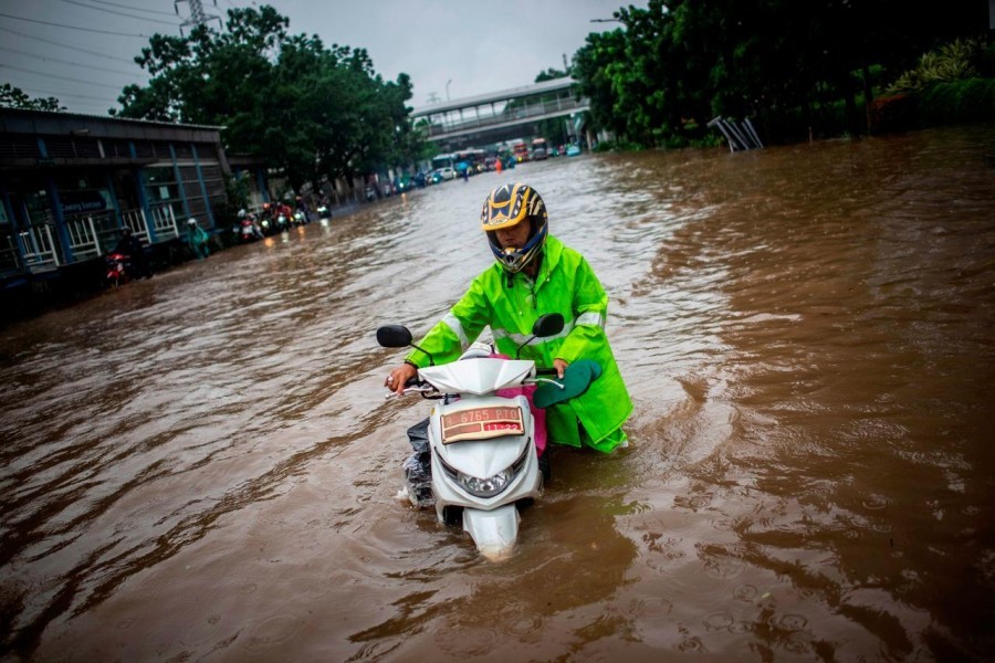 15 dead in Indonesia flash flood