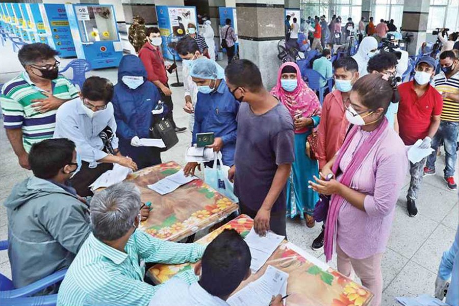 People waiting for Covid-19 test at the temporary Covid-19 isolation centre at DNCC Market in Mohakhali, Dhaka on Monday — FE photo