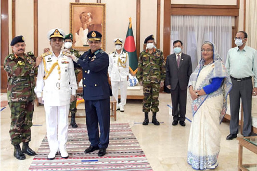 New Navy Chief adorned with vice-admiral rank badge