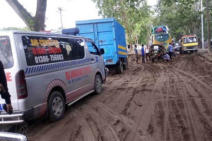 The Bhatiapara-Jashore-Khulna-Benapole highway in the Kashiani upazila area of Gopalganj district causes immense suffering to the commuters — FE Photo